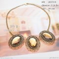 LB1370-N สร้อยคอคริสตัลสีชาอ่อนขอบฉลุลายโปร่ง