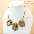 LB1370-N สร้อยคอคริสตัลสีชาอ่อนขอบฉลุลายโปร่ง