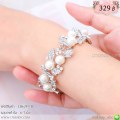 LB6249-B สร้อยข้อมือใบไม้ติดไข่มุกสีเงิน